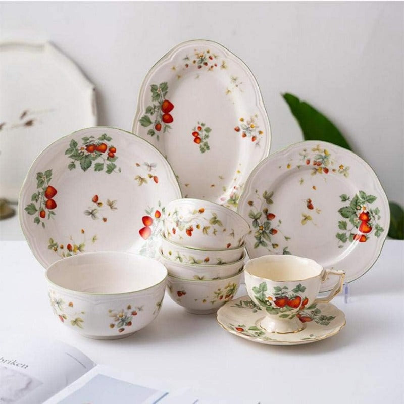 1pc Vintage Strawberry Floral Teapot - Elegant & Golden Porcelain Tea Set with Non-Slip Base, Dishwasher Safe Cup and Saucer + Teaspoon - Luxury Dining Tableware for Coffee, Tea, Special Occasions - Ideal Gift for Women & Home Decor - Strawberry Pattern,