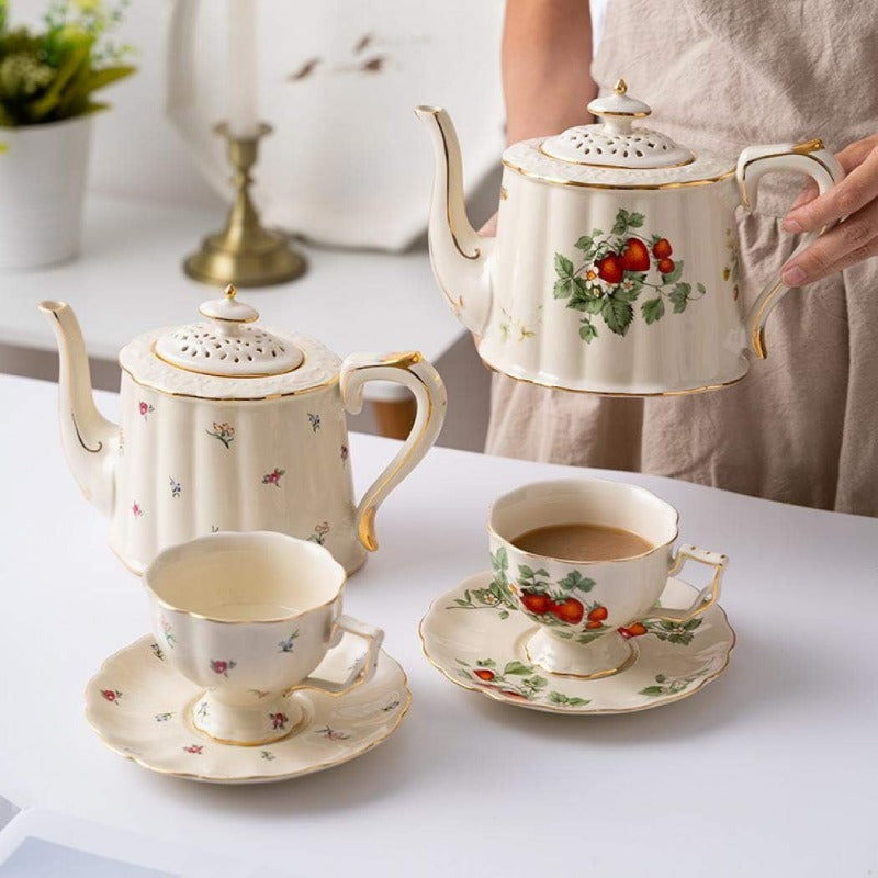 1pc Vintage Strawberry Floral Teapot - Elegant & Golden Porcelain Tea Set with Non-Slip Base, Dishwasher Safe Cup and Saucer + Teaspoon - Luxury Dining Tableware for Coffee, Tea, Special Occasions - Ideal Gift for Women & Home Decor - Strawberry Pattern,